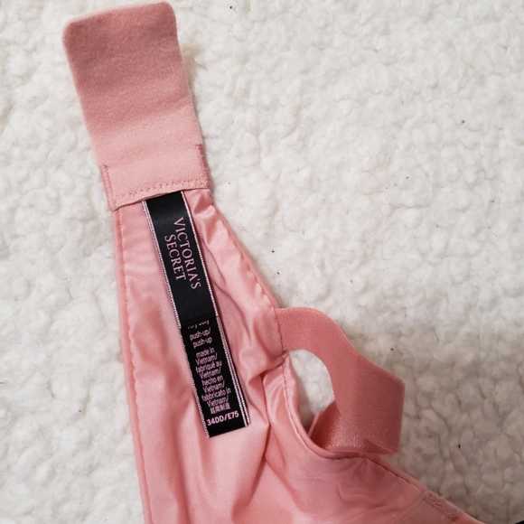 Victoria's Secret Very Sexy Push-up Bra & Matching Panties - Picture 9 of 15